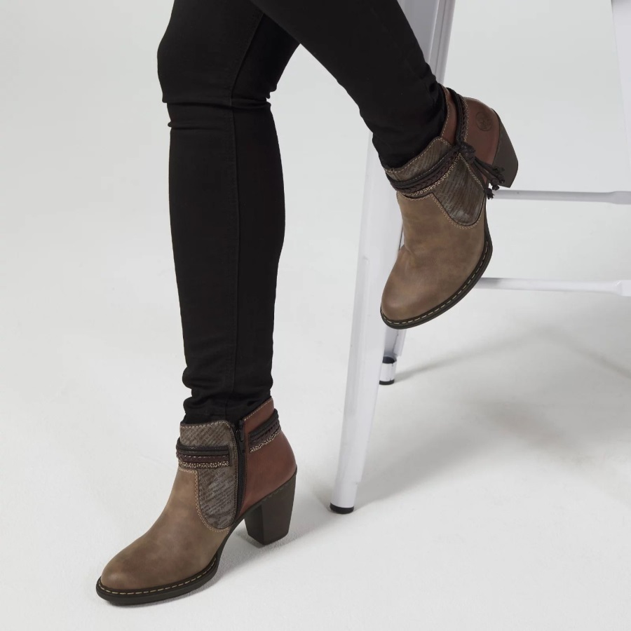 Musta Rieker-nilkkurit Tupsureunalla